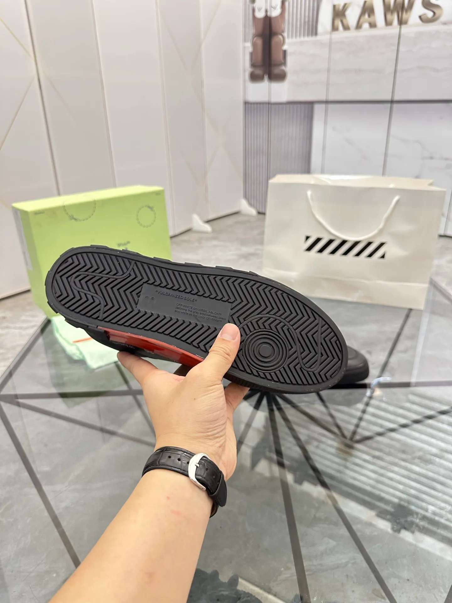 Selling men's shoes 💰: 💰P440¥ Product trademark: OFF WHITE *"OFF WHITE*" low-top casual shoes Regular size: 35-45 (can be customized to 46) Couple style Product material: imported cowhide upper, breathable lining, original outsole. No.: H203